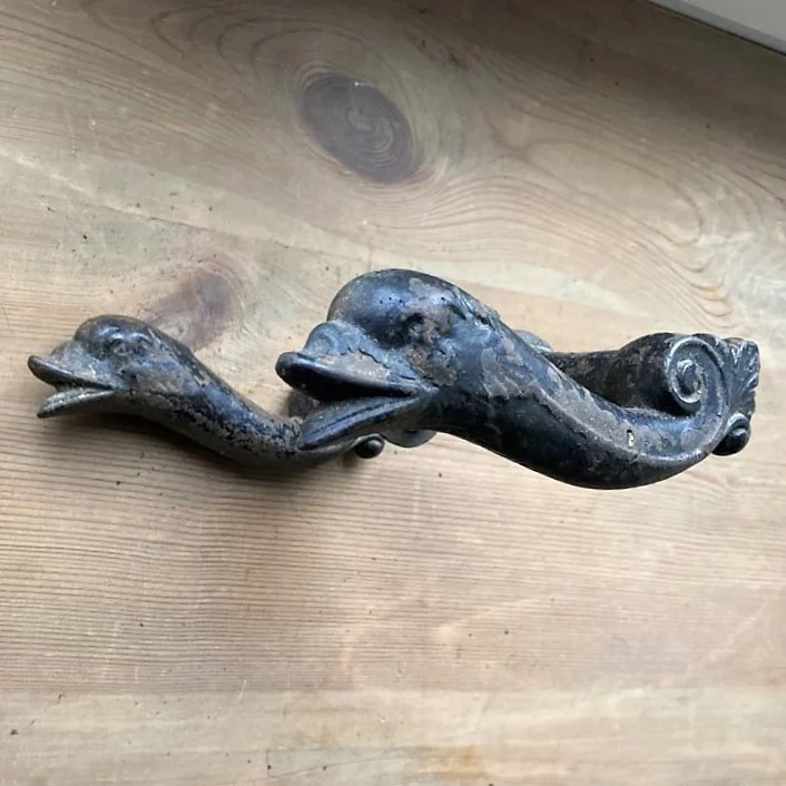 Gusseiserne Haustürdrückergarnitur Nr. 4 Delphinkopf – Bild 6