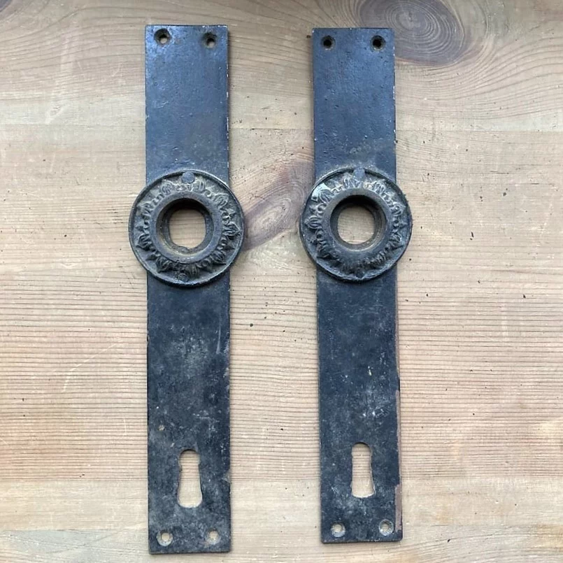 Gusseiserne Haustürdrückergarnitur Nr. 4 Delphinkopf – Bild 7