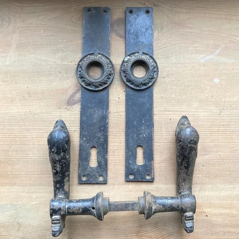 Gusseiserne Haustürdrückergarnitur Nr. 4 Delphinkopf – Bild 9