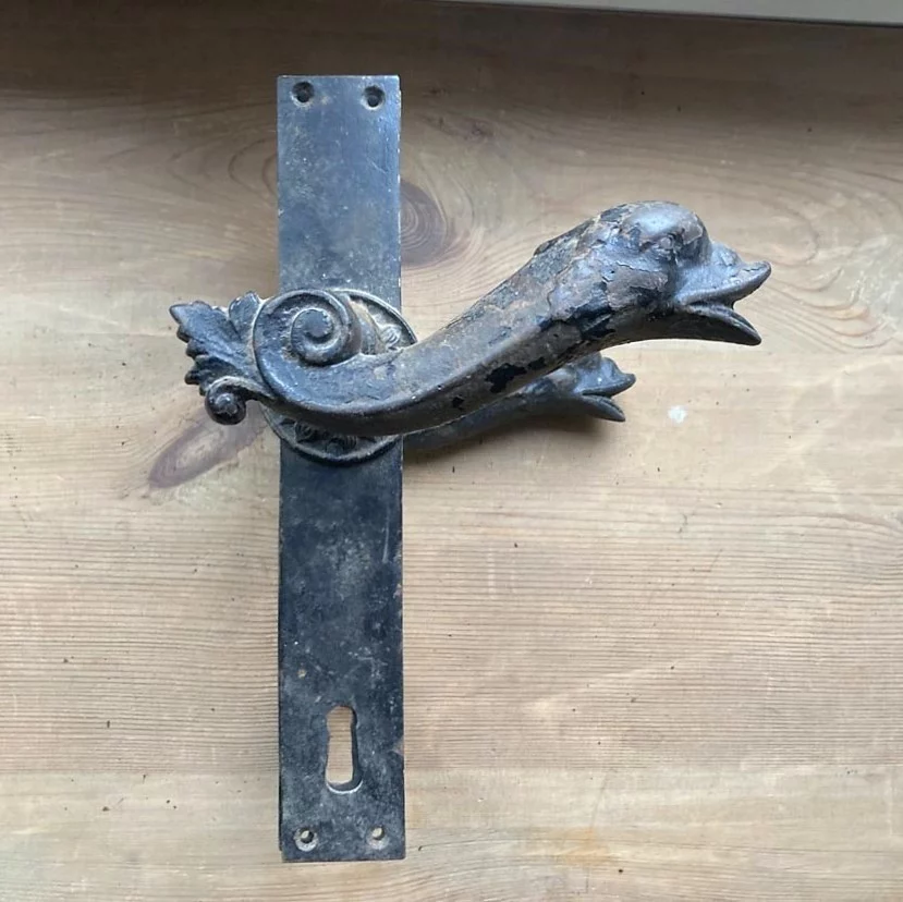 Gusseiserne Haustürdrückergarnitur Nr. 4 Delphinkopf – Bild 2