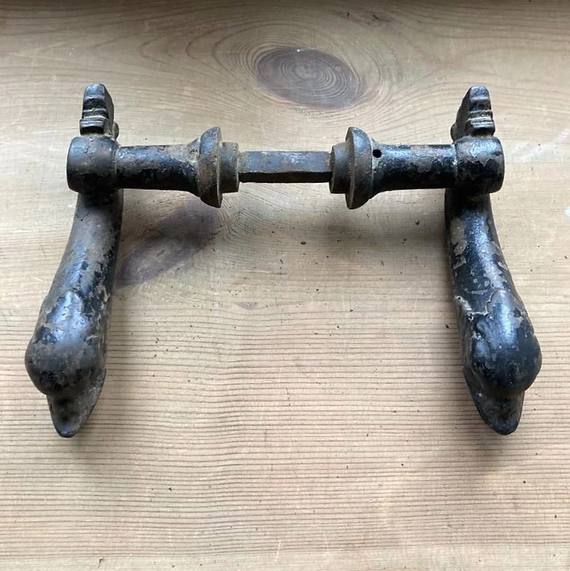 Gusseiserne Haustürdrückergarnitur Nr. 4 Delphinkopf – Bild 3