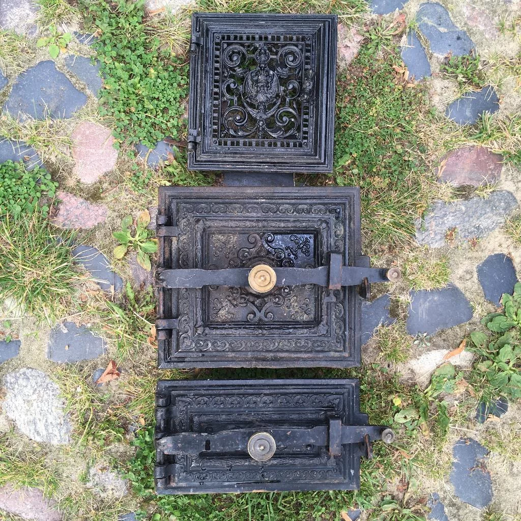 Set Nr. 02 Gusseisen Kachelofentüren Gründerzeit