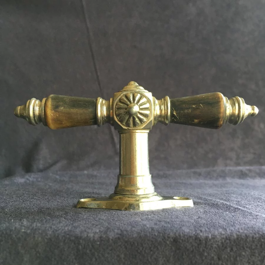 Fensterolive Nr. 105 Gründerzeit Messing vernickelt / Horn