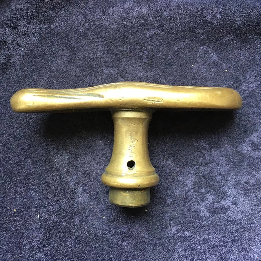 Fensterolive Nr. 112 Jugendstil Messing mit Schilf Ornament