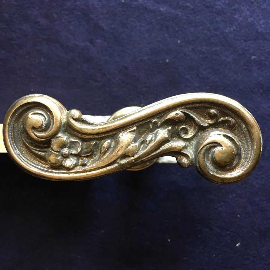 Fensterolive Nr. 134 Jugendstil gegossen Messing