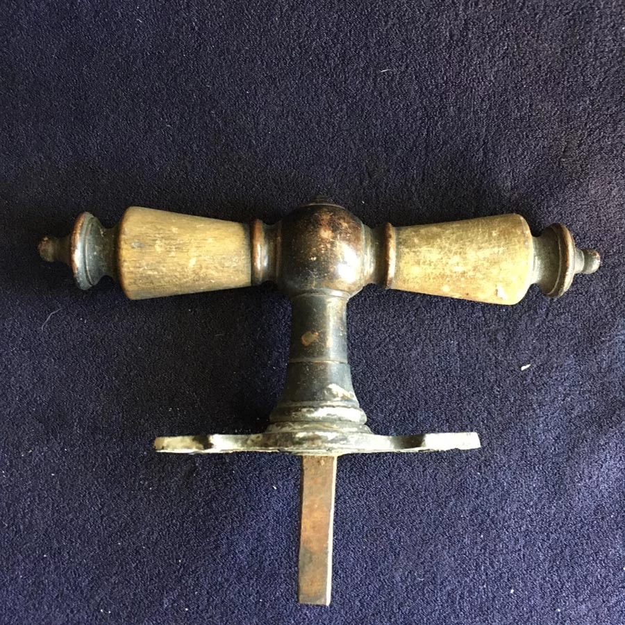 Fensterolive Nr. 141 Gründerzeit Messing vernickelt / Horn