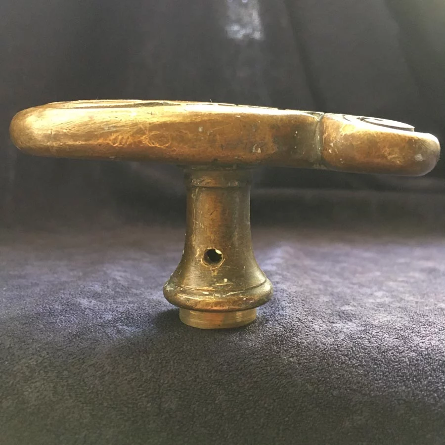 Fensterolive Nr. 146 Jugendstil Messing mit Blumen Ornament