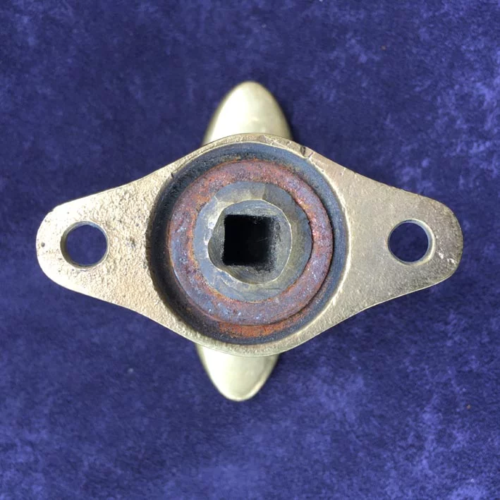 Fensterolive Nr. 154 Bauhaus gegossen Messing / vernickelt – Bild 4