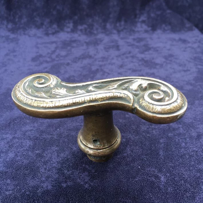 Fensterolive Nr. 156 Gründerzeit Messing mit Ornament