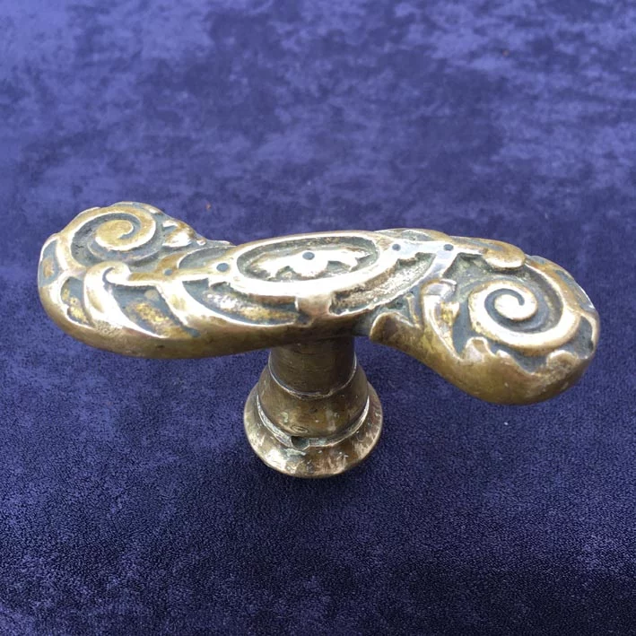 Fensterolive Nr. 158 Gründerzeit Messing mit Ornament