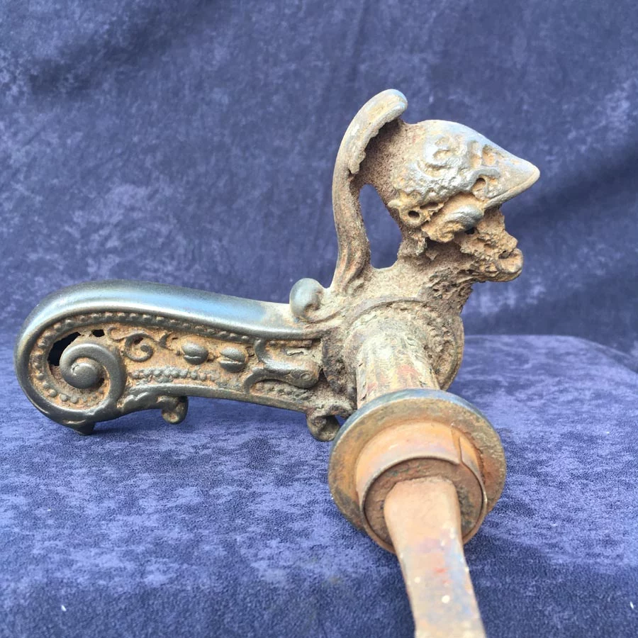 Gusseiserne Haustürdrücker preußische Pickelhaubenkopf Nr. 2 – Bild 2