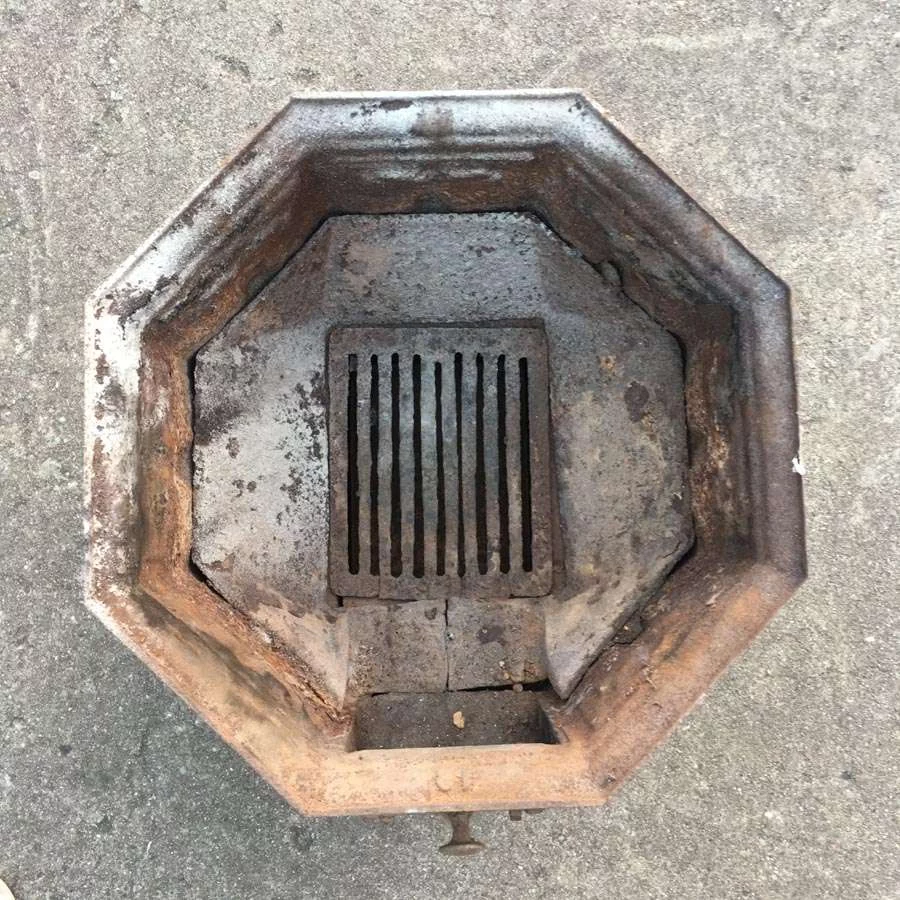 Gusseiserne Unterteil von einem Gussofen (Brennkammer) Nr. 30 – Bild 5