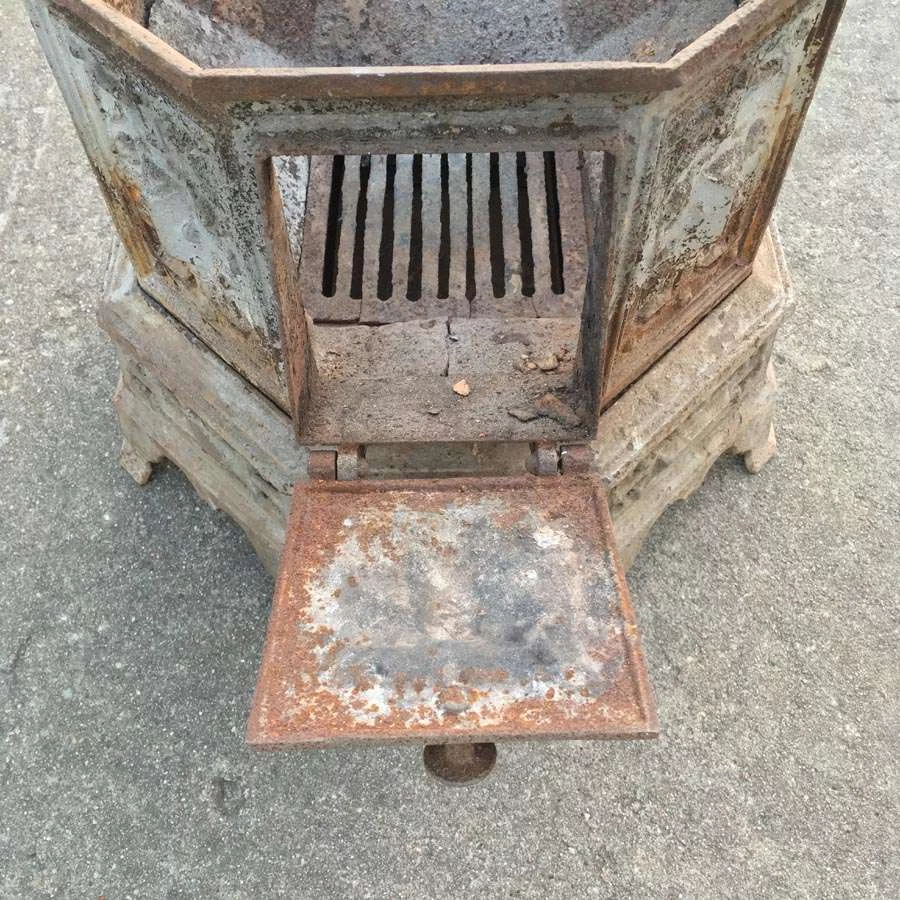 Gusseiserne Unterteil von einem Gussofen (Brennkammer) Nr. 30 – Bild 11