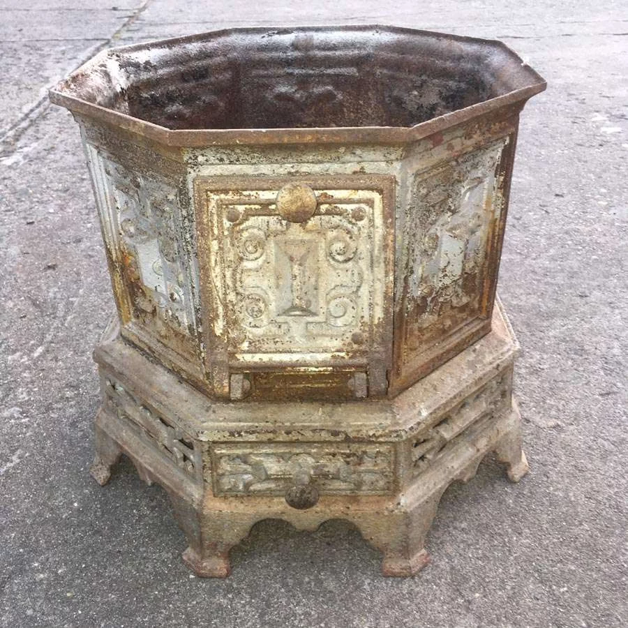 Gusseiserne Unterteil von einem Gussofen (Brennkammer) Nr. 30 – Bild 12