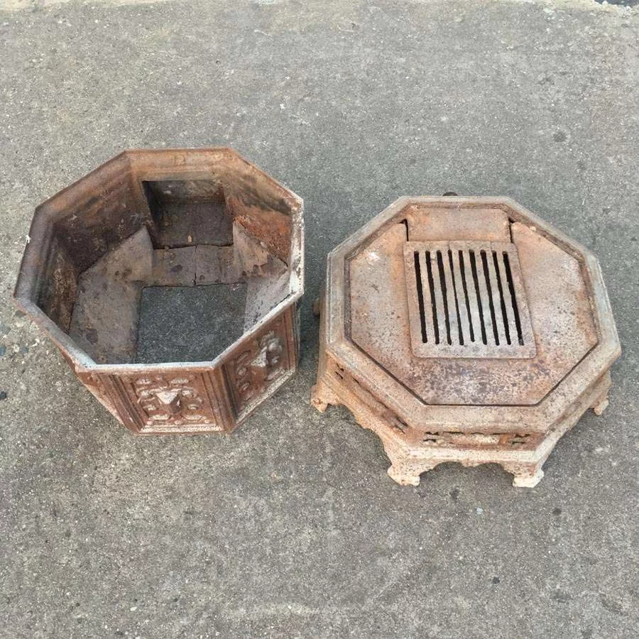 Gusseiserne Unterteil von einem Gussofen (Brennkammer) Nr. 30 – Bild 13