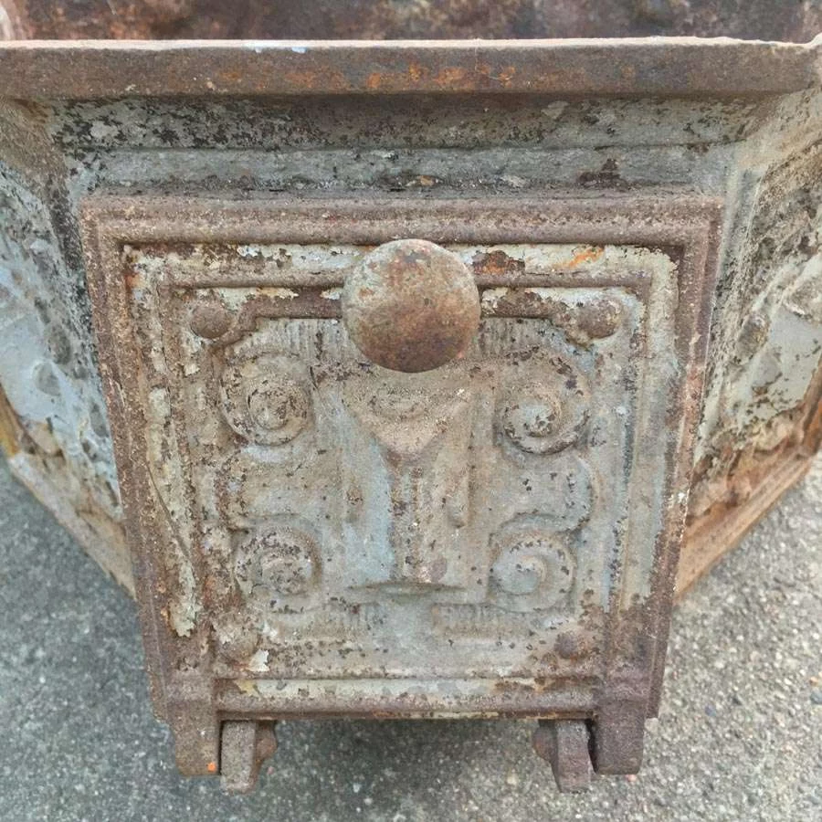 Gusseiserne Unterteil von einem Gussofen (Brennkammer) Nr. 30 – Bild 14