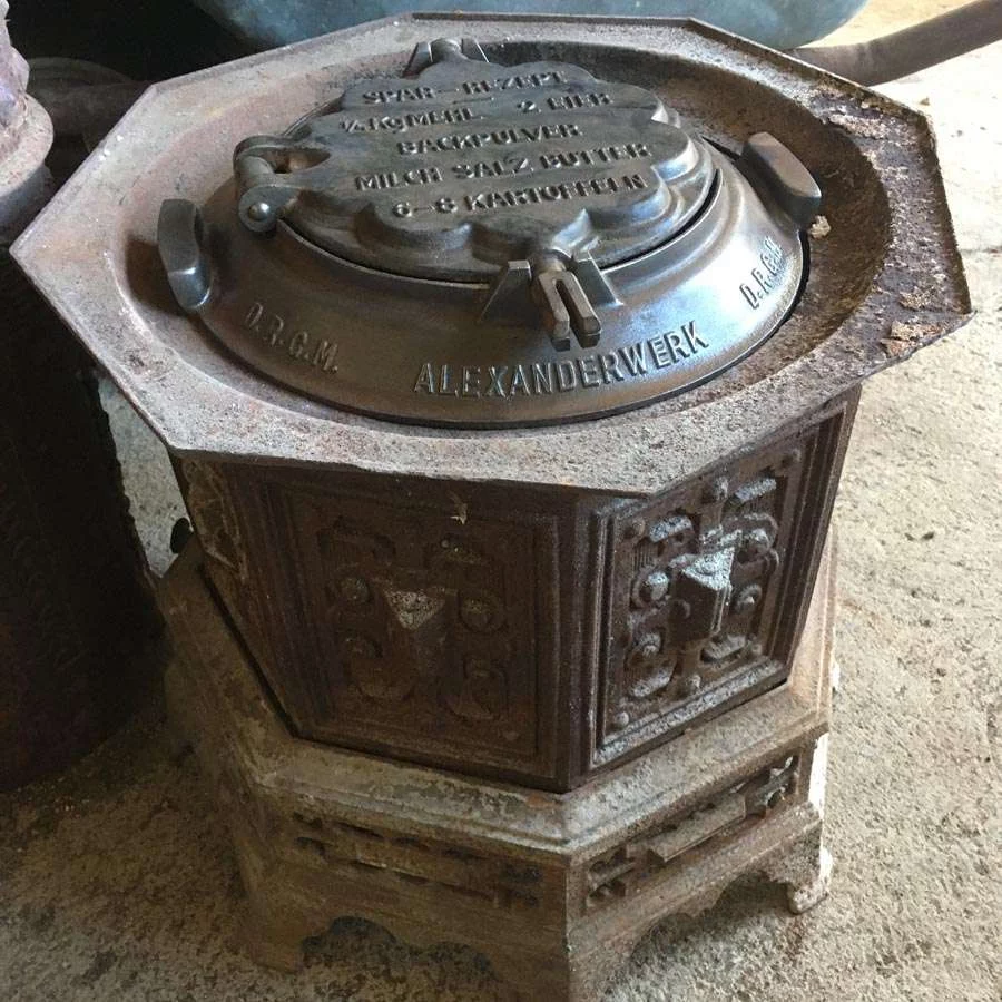 Gusseiserne Unterteil von einem Gussofen (Brennkammer) Nr. 30 – Bild 15