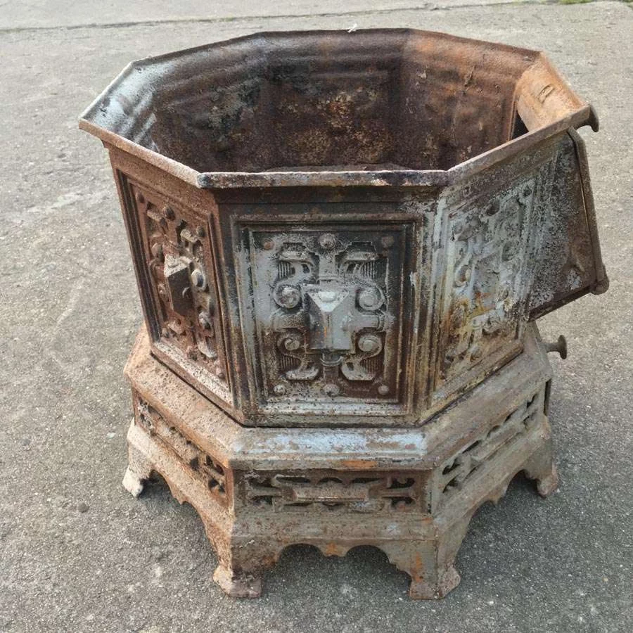 Gusseiserne Unterteil von einem Gussofen (Brennkammer) Nr. 30 – Bild 3