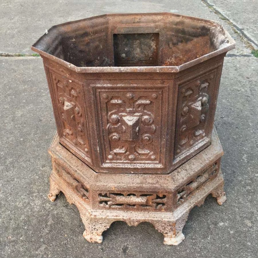 Gusseiserne Unterteil von einem Gussofen (Brennkammer) Nr. 30 – Bild 2