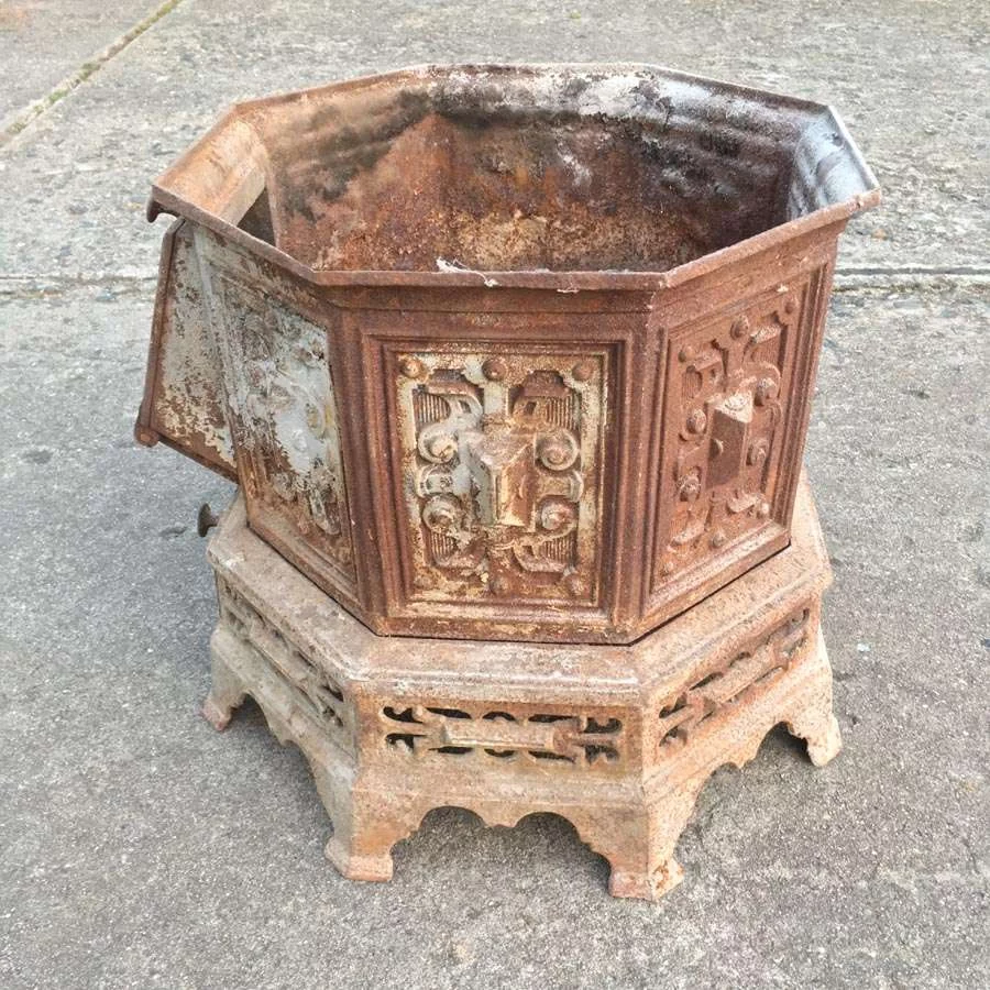 Gusseiserne Unterteil von einem Gussofen (Brennkammer) Nr. 30 – Bild 4