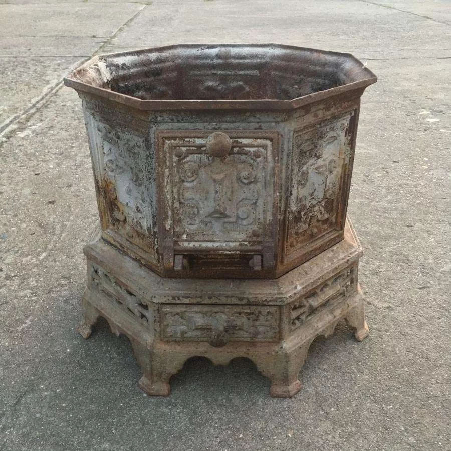 Gusseiserne Unterteil von einem Gussofen (Brennkammer) Nr. 30