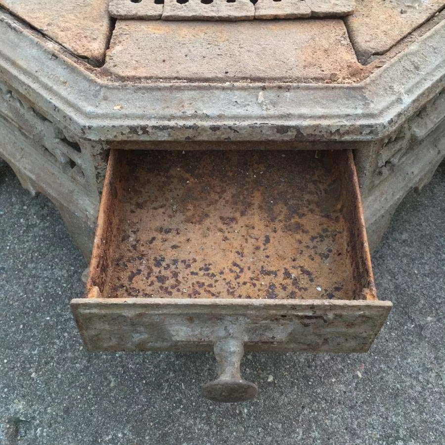 Gusseiserne Unterteil von einem Gussofen (Brennkammer) Nr. 30 – Bild 7