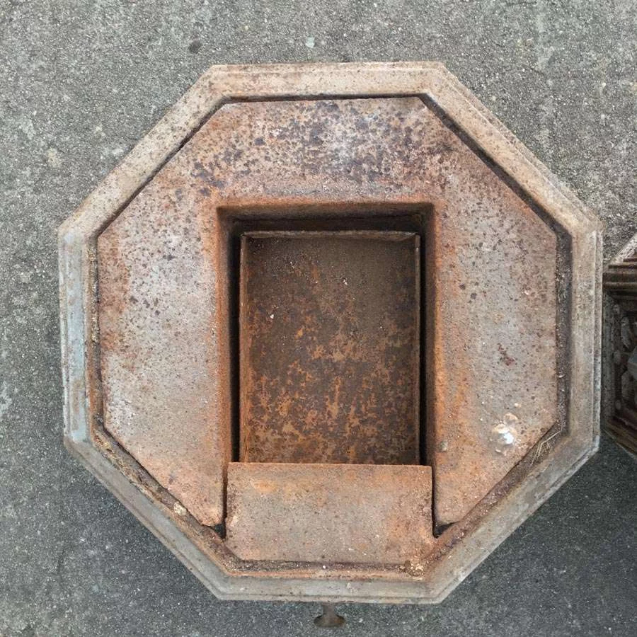 Gusseiserne Unterteil von einem Gussofen (Brennkammer) Nr. 30 – Bild 8