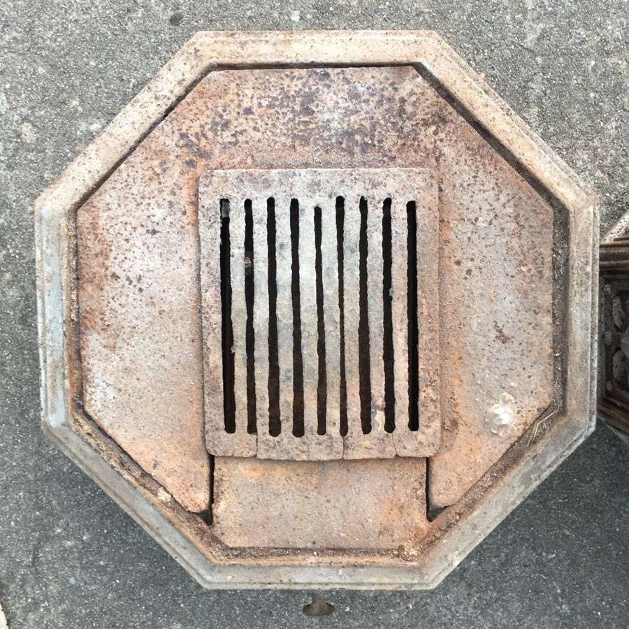 Gusseiserne Unterteil von einem Gussofen (Brennkammer) Nr. 30 – Bild 9